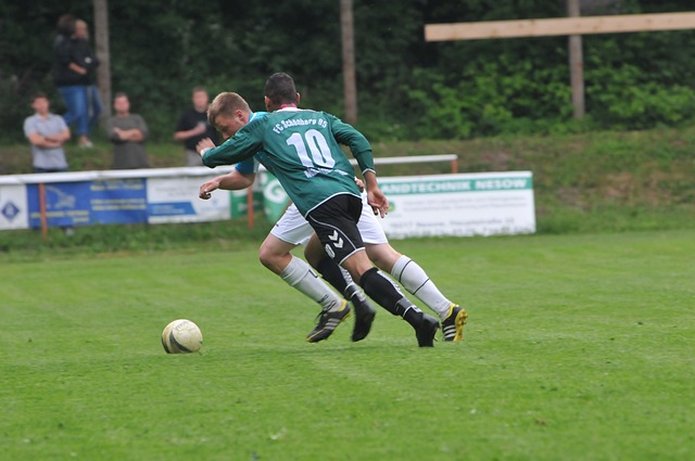 这位前锋的跑动太勤快了